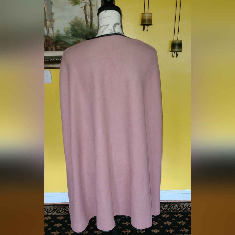 Cape - Picture 2 of 6